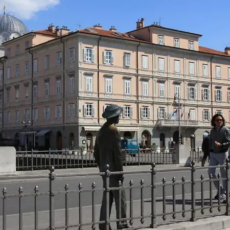 6 Ponterosso - Luxury Attic Апартаменты Триест